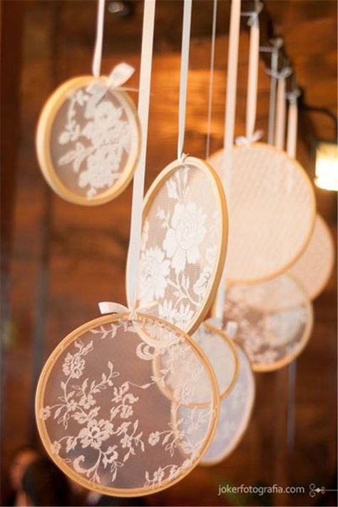 We have seen before that embroidery hoops can be part of your wedding decoration. Let’s see on what other ways they can decorate your house. Embroidery Hoop Wedding, Boho Wedding Decor Ideas, Boho Wedding Decor, Deco Champetre, Embroidery Hoop Crafts, Wedding Decor Ideas, Unique Embroidery, Boho Wedding Decorations, 자수 디자인