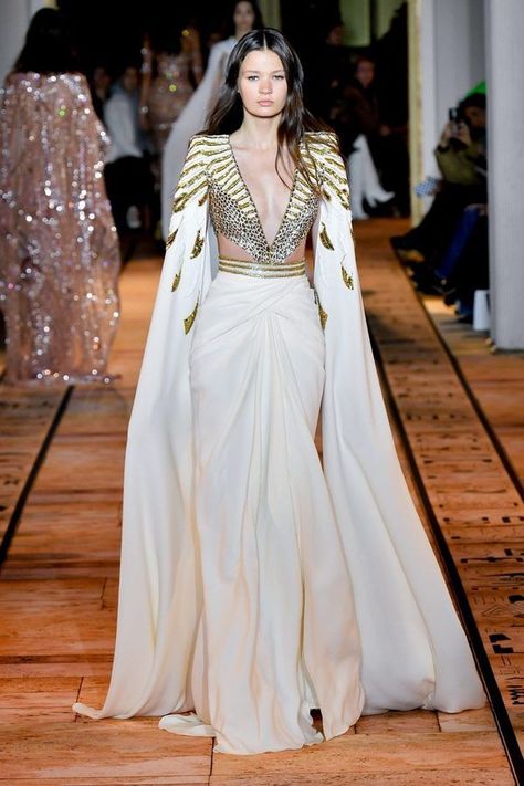 Défilé Zuhair Murad Haute Couture Printemps-été 2020 - Paris - Elle Egyptian Dress Goddesses, Egyptian Wedding Dress, Egyptian Dress, Egyptian Wedding, Zuhair Murad Haute Couture, Egyptian Fashion, Haute Couture Looks, Designer Bridal Lehenga Choli, Moroccan Fashion