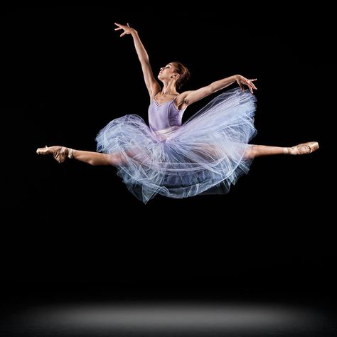 Split leap Ballerina Photography, Ballet Dance Photography, Ballet Images, Ballet Pictures, Ballet Beauty, Dance Photography Poses, Ballerina Art, Ballet Poses, Ballet Photos