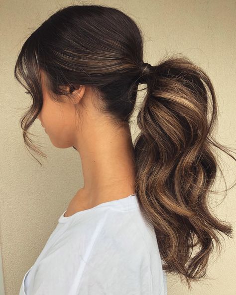 These gorgeous ponytail hairstyles are perfect for wedding and day out, modern but at the same time elegant, a ponytail with wispy bangs in the perfect choice for trendy and chic brides. From easy high ,puff ponytails to low ponytails… Simple Ponytail Hairstyles, Hair Cornrows, Black Hair Elastics, Hairstyles For Everyday, Beehive Hairstyle, Long Ponytail Hairstyles, Cornrows Hairstyles, 40 Makeup, Tail Hairstyle