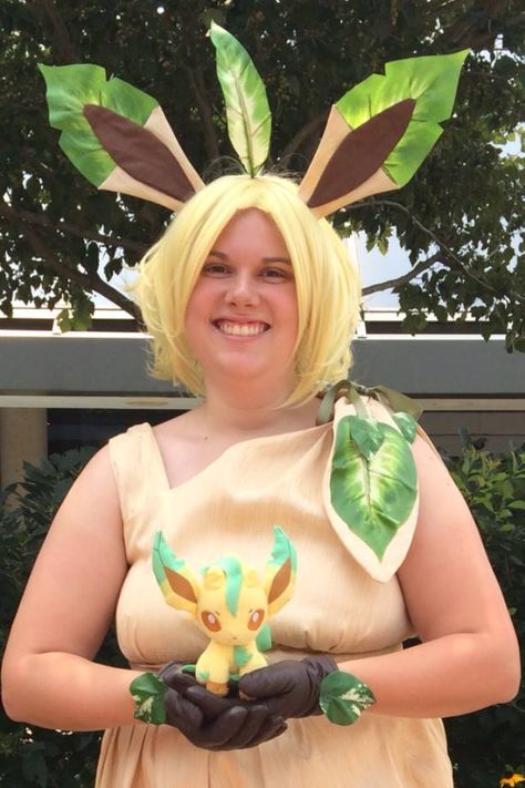 Pokemon Eevee Evolution Leafeon Cosplay/Costume (Otakon 2014) http://purpleisntmycolr.deviantart.com/art/Pokemon-Leafeon-Cosplay-476225182 Diy Leafeon Costume, Evee Cosplay, Eeveelutions Costumes, Leafeon Costume, Leafeon Cosplay, Pokemon Leafeon, Eevee Evolution, Pokemon Costumes, Pokemon Eevee Evolutions