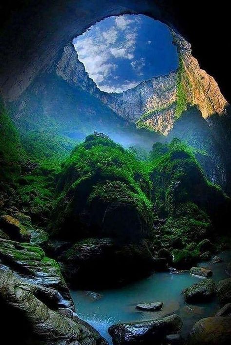 It is the largest sinkhole in the world and is located in Xiaozhai Tiankeng, China; a giant that conceals an independent ecosystem This is a record-breaking sinkhole: it measures approximately 537 meters in diameter and sinks between 511 and 662 meters into the Earth. Mysterious Places On Earth, Mysterious Places, Places On Earth, Ecosystem, On Earth, The Earth, China, The World, Nature