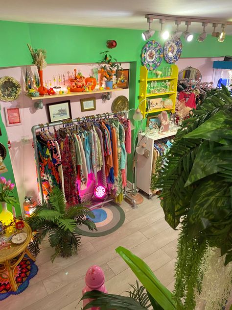 Colourful vintage shop of clothes, accessories and furniture Funky Shop Interiors, Thrift Store Layout, Bazar Aesthetic, Maximalist Boutique, Vintage Clothing Display, Fashion Boutique Interior, Funky Boutique, Vintage Store Ideas, Eclectic Clothes