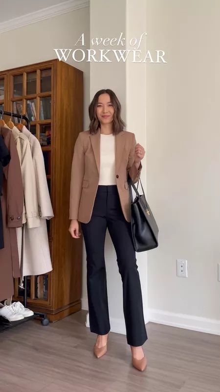 Slacks And Blazer Outfit, High Waisted Black Pants Outfit Casual, Flare Work Pants Outfit, Flare Pants Outfit Formal, Women Blazer Outfit Formal, Formal Outfits For Women Black, Flare Pants Work Outfit, Black Flare Pants Outfit Work, Black Blazer Outfits For Women Work