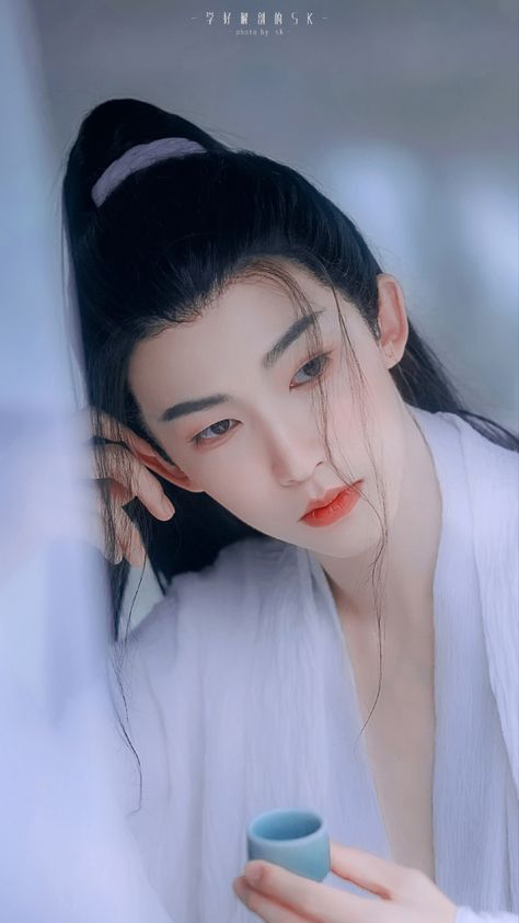 Person Looking Up Reference From Above, Person Looking Up Reference, Looking Up Reference, Hanfu Boy, Men Hanfu, Chinese Historical Drama, Historical Drama, Chinese Boy, Handsome Anime Guys