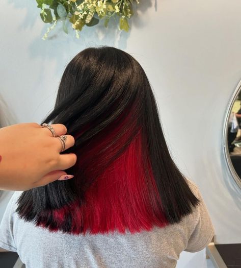 Brunette Red Peekaboo, Back Dyed Hair, Peekaboo Red Hair, Burgundy Peekaboo Hair, Peekaboo Hair Color Black Women, Peekaboo Colors, Short Haircuts Curly, Peekaboo Hair Color Ideas, Peekaboo Hair Color