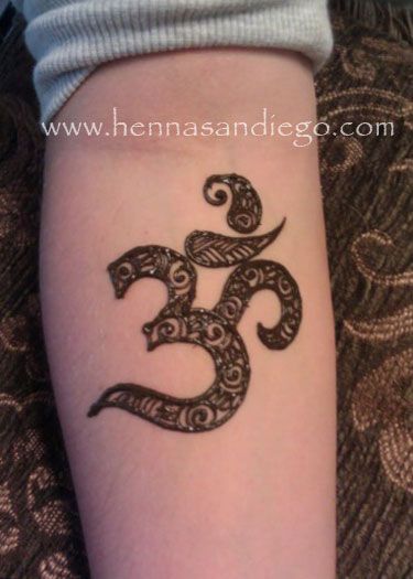 Henna OM Hindu Henna Design, Om Mehndi Designs, Henna Design Real Tattoo, Om Henna Designs, Men’s Henna, Old Henna Designs, Henna Real Tattoo, Om Tattoo Design, Heena Design