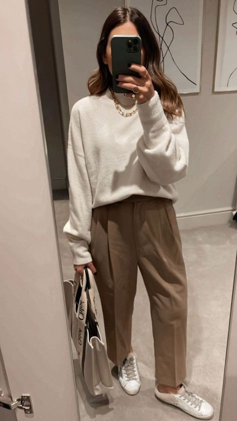 work look Beige Pants Outfit Winter, Sunday Morning Outfit, Beige Pants Outfit, Casual Chic Winter, Saree Wearing Styles, Winter Pants Outfit, Beige Pants, Wardrobe Outfits, Work Looks