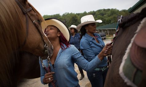 Rodeo has remained a sport dominated by white men, but the two-year-old team whose members met in Maryland is inspiring girls as they seek victory American Cowgirl, History Women, Rodeo Events, Black Cowboys, Black Cowgirl, The Lone Ranger, Estilo Country, Black Cowboy, Cowgirl Outfits