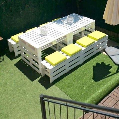 Garden Furniture Ideas, Balcon Mic, Pallet Furniture Designs, Outdoor Furniture Diy Easy, Pallet Patio Furniture, Pallet Patio, Diy Outdoor Furniture Plans, Diy Pallet Furniture Outdoor, Outdoor Furniture Plans