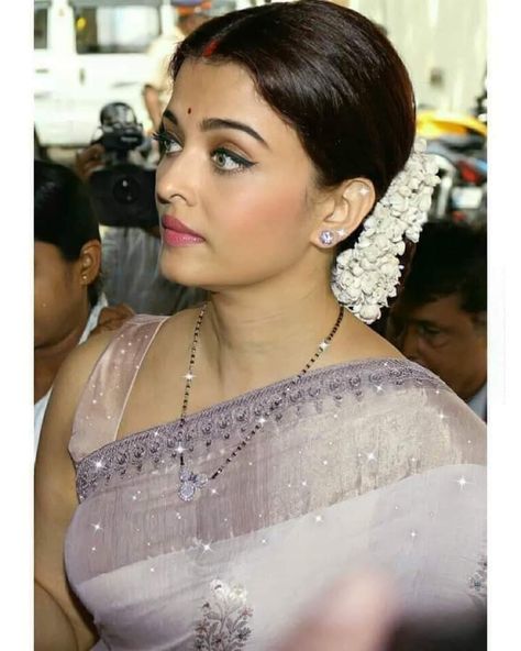 Saree Aishwarya Rai, Aishwarya Rai In Saree, Black Beads Chain, ऐश्वर्या राय, Bollywood Designer Sarees, Indian Wedding Couple Photography, Hema Malini, Black Beads Mangalsutra Design, Mangalsutra Design