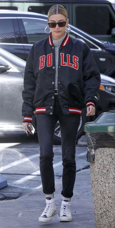 Chicago Bulls Ropa, Hailey Baldwin Street Style, Varsity Jacket Outfit, Bucket Hat Outfit, Italian Summer Outfits, Chunky Turtleneck, Hailey Baldwin Style, Jacket Outfit Women, Rolled Up Jeans