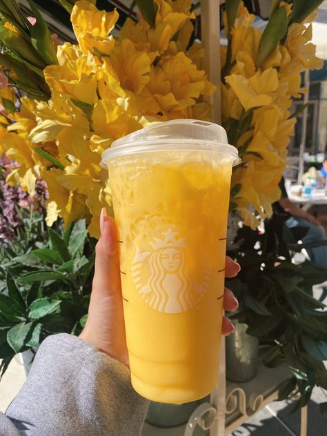 starbucks paradise drink Yellow Starbucks Drink, Starbucks Orange Drink, Orange Drink Starbucks, Starbucks Paradise Drink, Yellow Drink Aesthetic, Yellow Foods Aesthetic, Yellow Smoothie Aesthetic, Paradise Drink, Starbucks Lemon