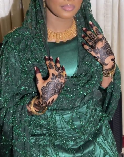 Traditional Gold Wedding Kaftan, Nikkah Outfit Nigeria, Nikkah Outfit Somali, Traditional Nikkah Bride, Green Bridal Dirac, Nigerian Gold Jewelry, Somali Wedding, Nigerian Bride, Traditional Attires