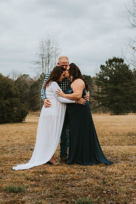 Maternity Photos With Grandparents, Poly Family, Family Maternity Pictures, Maternity Photography Poses Couple, Fantasy Love, Dream Fantasy, Fall Maternity, Maternity Photography Poses, Family Photo Sessions