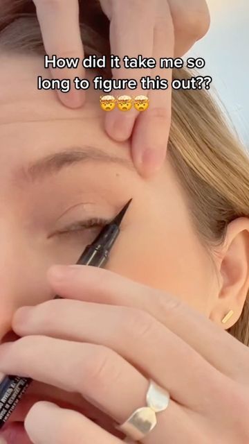 Cat Eye Hacks Winged Liner, Fox Eyeliner Tutorial, Fox Eye Makeup Tutorial, Fox Liner, Fox Eyeliner, Cat Eyeliner Tutorial, Fox Eye Makeup, Bday Makeup, Cat Eye Makeup Tutorial