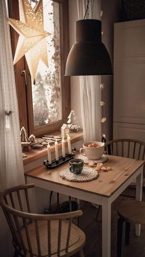 Dining Room Table Tablecloths, Hygge Apartment, Wooden Table Design, Hygge Kitchen, Winter Decorating Ideas, Hygge Interior, Winter Centerpiece, Table Mirrors, Graduation Party Table