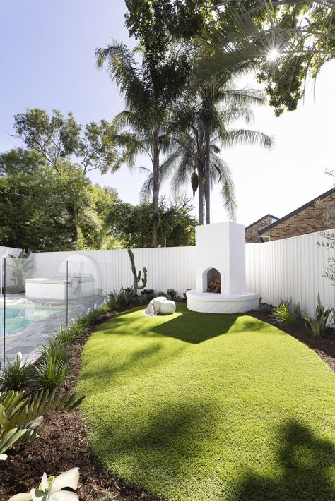 White Outdoor Fireplace, Queensland Cottage, Lawn Shapes, Bloxburg Front Yard, Bloxburg Outside, Mediterranean Pool, Backyard Goals, Court Yard, Pool Landscape Design