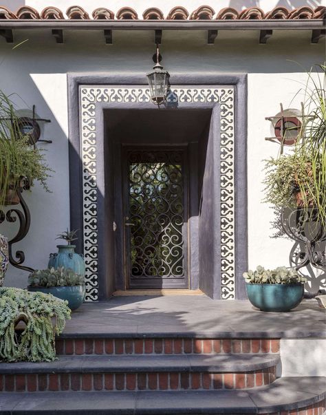 Landscaping Ideas: 10 Luxuries Worth the Splurge - Gardenista Talavera Tiles Outdoor, Tile Entryway, Garden Entryway, Mediterranean Exterior Homes, Porte In Ferro, Mediterranean Exterior, Mediterranean Mansion, Outdoor Lighting Design, Tile Brick