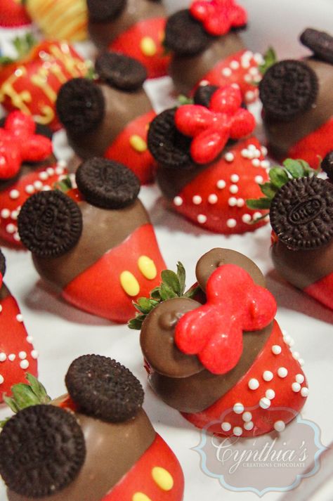 Mickey mouse and Minnie mouse strawberries © Chocolate Covered Strawberries Theme, Dipped Desserts, Strawberry Ideas, Valentine Strawberries, Mickey Mouse Baby Shower, Chocolate Covered Strawberry Recipe, Chocolate Covered Fruit, Covered Strawberry, Dipped Strawberries