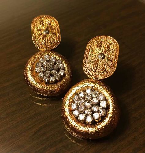 Studs Earrings Gold India, Studs Earrings Gold, Neck Pieces Jewelry, Gold Jewelry Outfits, New Gold Jewellery Designs, Gold Earrings Models, Antique Gold Jewelry Indian, Antique Jewellery Designs, Gold Jewelry Simple Necklace