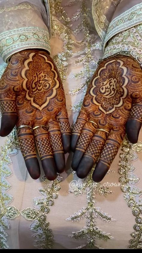 Bridal Back Mehandi Designs, New Mehndi Designs For Bride, Henna Bridal Designs, Unique Bridal Henna, Engagement Mehndi Designs Unique, Bride Mehndi Designs, Engagement Mehndi Design, Mehndi Designs For Bride, Colorful Lehenga