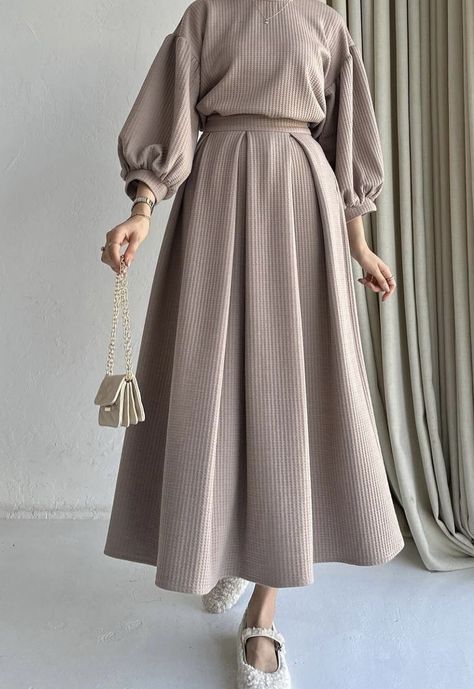 Muslim Fashion Dress Winter, Long Dress Aesthetic Vintage, Winter Hijab Outfits Dresses, Hijab Winter Dress, Modest Muslim Fashion, Winter Hijab Outfits, Modest Outfits Muslim, Simple Long Dress, Modest Girly Outfits