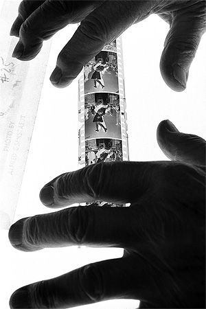 Title:	Alfred Eisenstaedt holds his negative of VJ-day celebrants New York City, 1992  Artist:	John Loengard  Medium:	Gelatin Silver print Alfred Eisenstaedt, Photographic Film, Film Strip, Contemporary Photography, Life Is Strange, Dark Room, Black White Photos, Photography Inspo, Film Photography