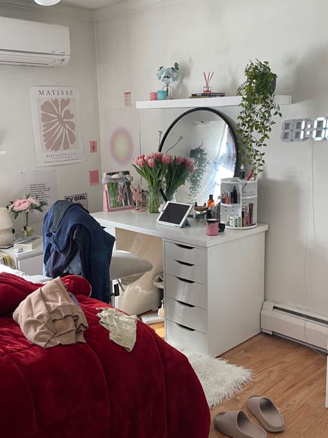 White Dorm Room Aesthetic, Room Designs Aesthetic, Red Dorm Room Aesthetic, Dorm Room Designs Aesthetic, Dorm Room Ideas Aesthetic, College Dorm Room Ideas Aesthetic, Cherry Room, Wall Inspo Bedroom Coquette, Dorm Room Aesthetic