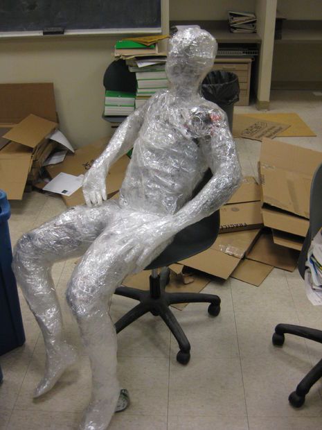 Picture of How to Make a Human Tape Sculpture. Could this be used to make life-size Greek inspired sculpture? Tape Sculpture, Sculptures Abstract, Chainsaw Carvings, Graffiti Artists, Halloween Props Diy, James Turrell, Human Sculpture, Halloween Prop, Metal Sculptures