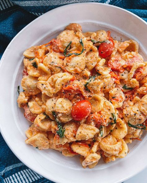 Tomato And Feta Pasta, Pasta Tiktok, Tomato And Feta, Roasted Tomato Pasta, Baked Feta Pasta, Fettuccine Alfredo Recipes, Baked Feta, Cheese Baked, Baked Pasta