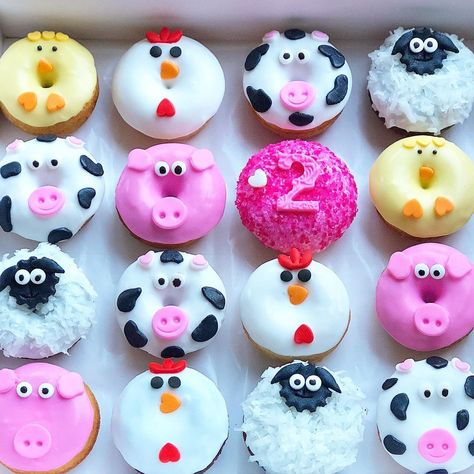 Nana Sprinkles Bakeshop on Instagram: “Udderly adorable but sooo many caption options.......gimme your best caption🍩🐮🐷🐔🐤🐑. #minidonuts #farmanimals #2yearold #birthday #baked…” Donut Animals, Farm Birthday Cakes, Farm Animal Cupcakes, Sheep Cake, Farm Cookies, Farm Themed Party, Themed Treats, Cute Christmas Cookies, Farm Animal Party