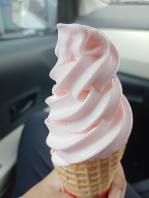 Es krim strawberry Strawberry Ice Cream Cone, Es Cream, Cone Ice Cream, Strawberry Ice Cream, Baddie Hairstyles, Ice Cream Cone, Circus, Birthday Cake, Ice Cream