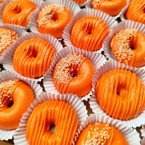 Tradicionais coloridos tem todo o nosso 🧡 A agenda de setembro já está aberta! Já fez o seu orçamento? Corre no link da bio e conta pra gente qual seu mini cake donuts dos sonhos 🍩✨🥰 #minidonuts #donutsinstagram #chocolate #minicakedonutlove #festasinfantis #donutsdecorados #abcpaulista #decoracao #festa #criancas #buffetinfantil #sp #abcpaulista #encomendas #doces #or�çamento Mini Donuts, Cake Donuts, Mini Cake, Mini Cakes, Donuts, Cake, Van