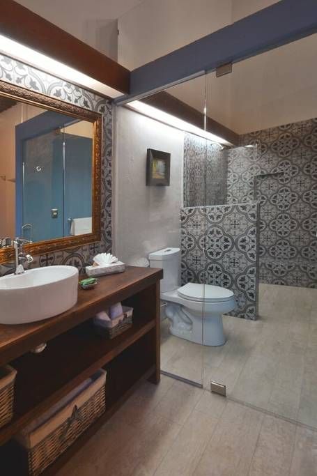 Hotel estilo colonial mexicano. - Hoteles boutique en alquiler en Santiago de Querétaro, Querétaro, México Mexican Bathroom Decor, Mexican Bathroom Ideas, Mexican Style Home, Toto Bathroom, Hacienda Decor, Modern Hacienda, Mexican Bathroom, Hacienda Style Homes, Mexican Home Decor