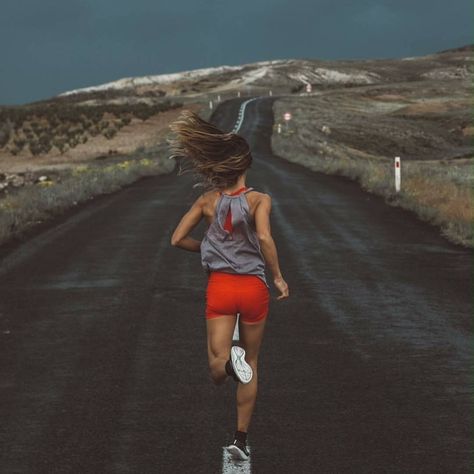 runners globe // solo time Running Photography, Benefits Of Running, Gym Aesthetic, Fitness Photoshoot, Sports Aesthetic, Fitness Photography, Motivation Fitness, Workout Aesthetic, Sport Motivation