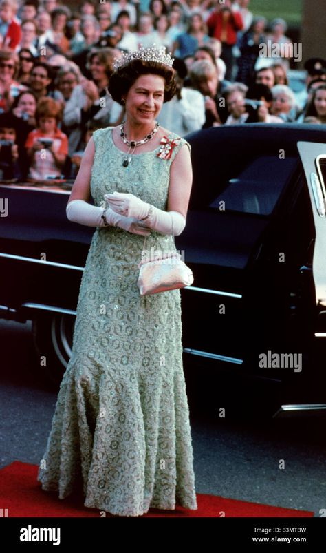 Download this stock image: QUEEN ELIZABETH II about 1965 - B3MTBW from Alamy's library of millions of high resolution stock photos, illustrations and vectors. Queen Elizabeth 11, Queen Elizabeth Photos, Rainha Elizabeth Ii, English Royal Family, Hm The Queen, Royal Family England, Reine Elizabeth, Royal Tiaras, Elisabeth Ii