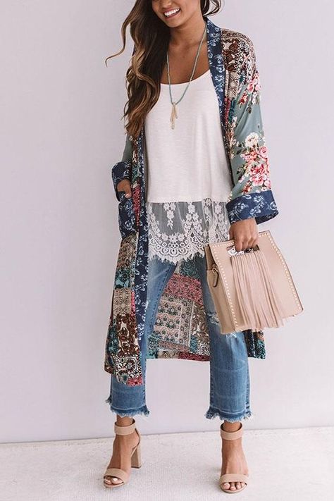 2024 Clothing Trends For Women, Boho Over 50, Boho Fashion Over 50, Stile Hippie Chic, Mode Country, Kimono Outfits, Stile Boho Chic, Look Boho Chic, Kimono Outfit