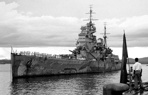 One of her last pictures of battleship HMS Prince of Wales (53) in Singapore, 1941, before being sunk by Japanese bombers, Dec 10, 1941. Hms Prince Of Wales, Capital Ship, Ww 1, British Armed Forces, Bigger Boat, Military Diorama, Ww2 Aircraft, Pearl Harbor, Historical Pictures