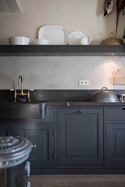 Friday Inspiration: Shelf Love - Studio McGee Blue Gray Kitchen Cabinets, Georgian Kitchen, Grey Blue Kitchen, Серая Кухня, Black Countertops, Kitchen Black, Interior Vintage, Kitchen Door, Grey Kitchen Cabinets