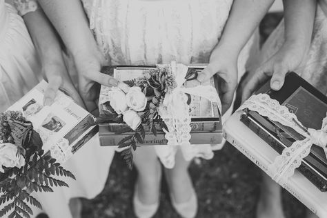 Book-lovers wedding! Instead of carrying flowers, these bridesmaids/daughters carried lace-wrapped books down the aisle. Each read a passage from a book during the ceremony. Bridesmaids Carrying Books, Book Themed Bridesmaid Proposal, Harry Potter Bridesmaid, Boho Chic Wedding Ideas, Book Lovers Wedding, Vintage Fall Wedding, Carrying Flowers, Wrapped Books, Wedding Bridesmaid Flowers