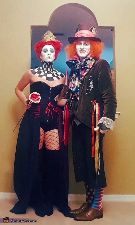 Halloween Costumes Queen Of Hearts, Tim Burton Costumes, Addams Makeup, Mad Hatter Halloween Costume, Best Diy Halloween Costumes, Hatter Costume, Meme Costume, Halloween Costumes Diy Couples, Halloweenský Makeup