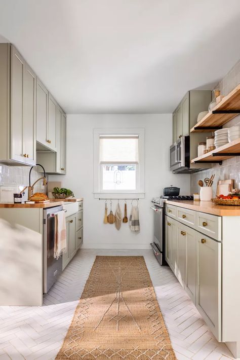 Small Narrow Kitchen Ideas, Rustic Galley Kitchen, Narrow Kitchens, Small Galley Kitchen Ideas Narrow, Narrow Kitchen Layout, Galley Kitchen Ideas Narrow, Narrow Kitchen Design, Galley Kitchen Ideas, Galley Kitchen Layout