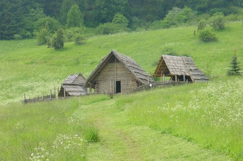 Celtic Cottagecore, Viking Town, Medieval Farm, The Celts, Medieval Aesthetic, Nordic Vikings, Medieval Houses, Dark City, Norse Vikings