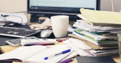 Life hacks: How to organize a messy desk in a few easy steps Paperwork Storage, Messy Desk, Paper Clutter, Wellness Programs, Accounting Software, Business Photos, Reception Areas, Simple Tricks, Study Motivation