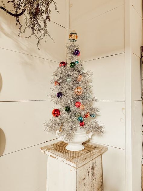 DIY Faux Vintage Aluminum Christmas Tree Tutoria Diy Faux Christmas Tree, Diy Aluminum Christmas Tree, Diy Tinsel Christmas Tree, Aluminum Tree Decorating, Aluminum Christmas Tree Decorating, Diy Glass Christmas Tree, Spray Paint A Christmas Tree, Diy Mini Christmas Tree Ideas, Diy Tinsel Tree