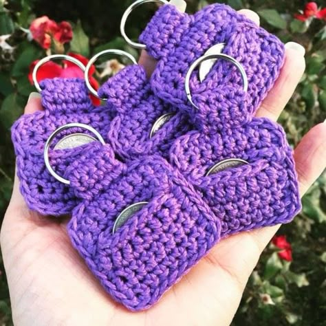 Crochet Keychain Tutorial, Quarter Keeper, Quarter Holder, Crochet Projects To Sell, Crochet Craft Fair, Keychain Tutorial, Crochet Keychains, Crocheted Christmas, Crochet Rings