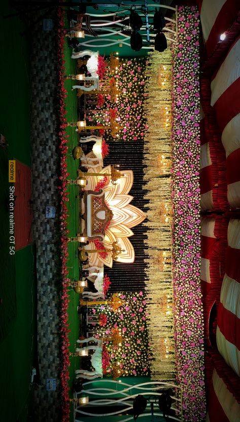 Hindu Marriage Decoration Stage, Wedding Stage Background, Marriage Hall Decoration, Stage Decoration Photos, Engagement Stage Decoration, Reception Stage Decor, Simple Stage Decorations, Home Flower Decor, Wedding Stage Backdrop