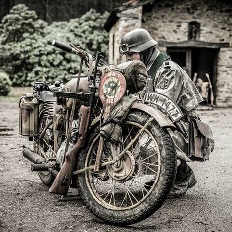 🔶Reenectment🔶 ➖➖➖➖➖➖➖➖➖➖ The BMW R75 is a motorcycle and sidecar combination produced by the German company BMW. In the 1930s BMW were… Perang Dunia Ii, Мотоциклы Harley Davidson, Military Motorcycle, German Soldiers Ww2, German Uniforms, Vw Vintage, Military Pictures, Bmw Motorcycle, Military Police