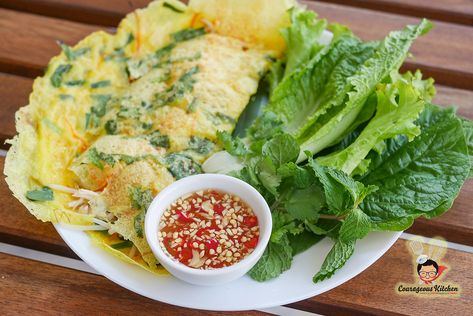 Banh Xeo Recipe, Vietnamese Crepes, Vietnamese Rolls, Vietnamese Pancakes, Stuffed Crepes, Recipes Vietnamese, Dinner Party Food, Egg Pancake, Quick Easy Dinner Recipes